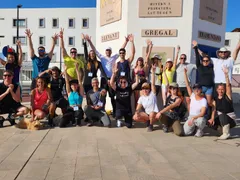 Grupo de voluntarios celebrando junto a la rosa de los vientos del puerto de Formentera